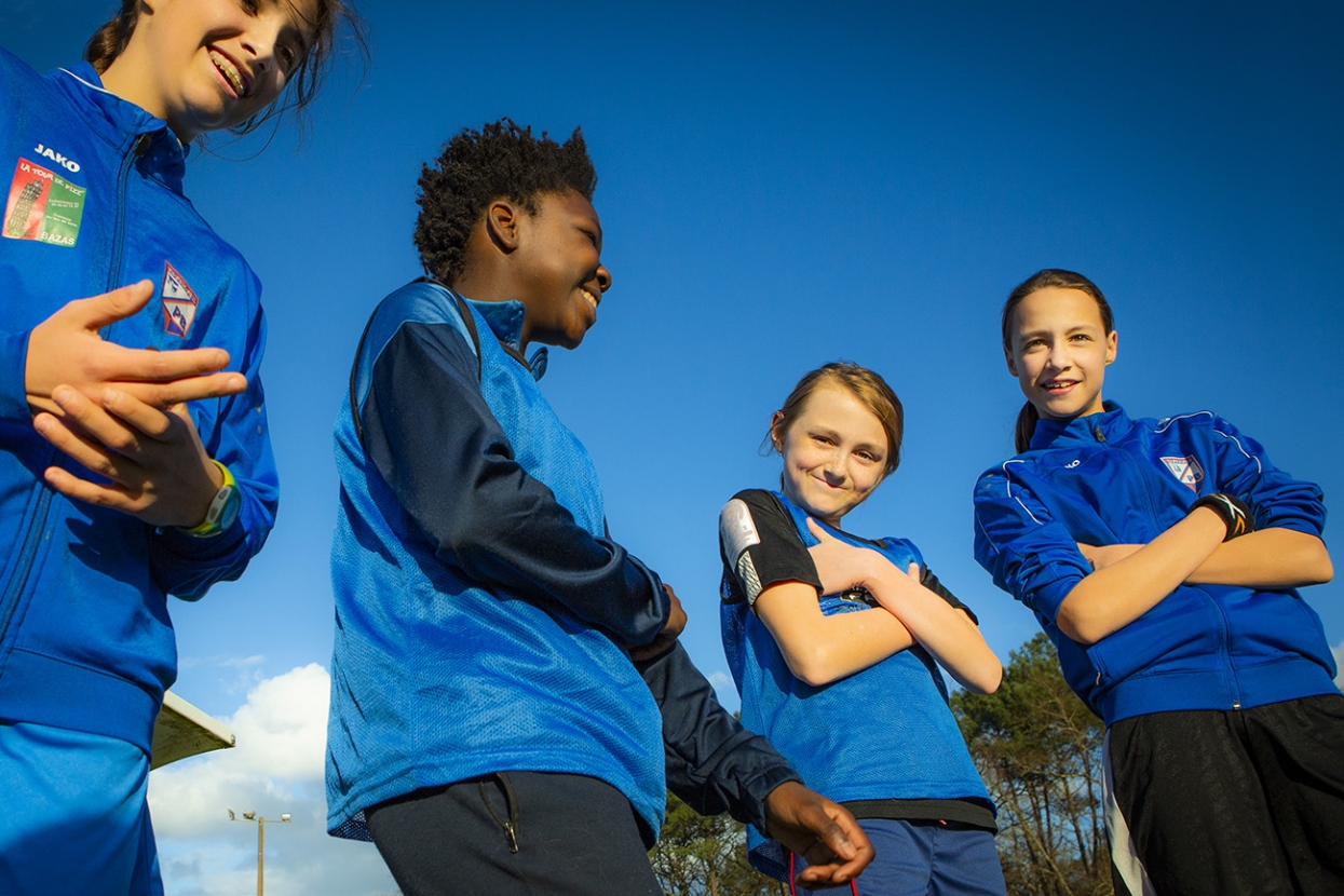 Une jeune équipe féminine <br/>de football